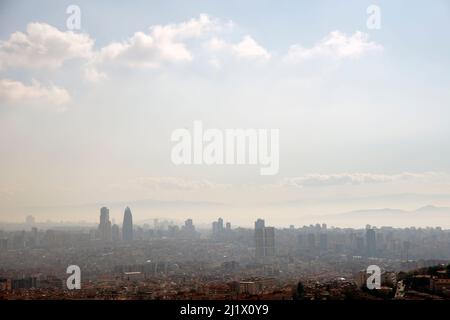 Der Camlica-Hügel ist der beste Aussichtspunkt Istanbuls, denn von hier aus sieht man fast die gesamte Bosporus-Meerenge und die ganze Stadt. Stockfoto