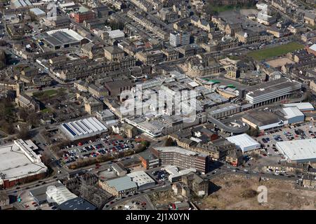 Luftaufnahme des Keighley Stadtzentrums mit Airedale Shopping Centre und der Market Hall prominent, West Yorkshire Stockfoto