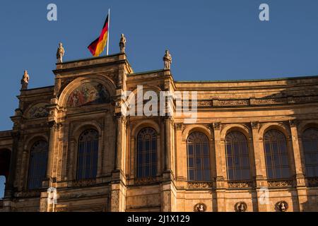 München, Deutschland - Dezember 20 2021: Das Maximilianeum, ein palastartiges Gebäude in München, wurde als Heimat einer begabten Studentenstiftung gebaut, aber seitdem Stockfoto