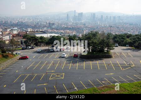Der Camlica-Hügel ist der beste Aussichtspunkt Istanbuls, denn von hier aus sieht man fast die gesamte Bosporus-Meerenge und die ganze Stadt. Stockfoto