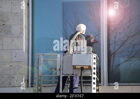 Arbeiter reinigen Glas in einem Bürogebäude Stockfoto