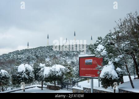 Der Camlica-Hügel ist der beste Aussichtspunkt Istanbuls, denn von hier aus sieht man fast die gesamte Bosporus-Meerenge und die ganze Stadt. Stockfoto