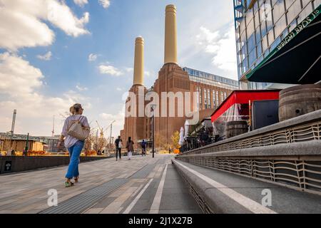 London - März 2022: Circus West im Battersea Power Station, einem großen Wohn- und Einzelhandelsgebiet im Südwesten Londons Stockfoto