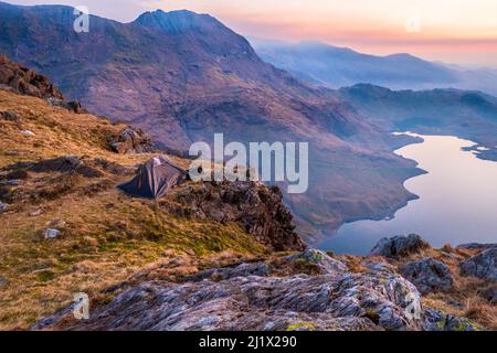 Ein Rucksackzelt auf dem Berg über Llyn Llydaw, dem kleinen Bergsee unterhalb von Snowdon in Nordwales Stockfoto