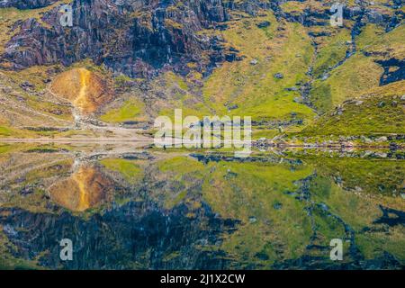Reflexionen im Wasser von Glaslyn unterhalb von Snowdon in Nordwales Stockfoto