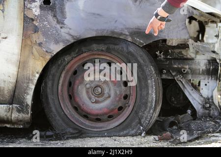 Nablus, Palästina. 28. März 2022. Ein Palästinenser inspiziert sein verbranntes Auto, nachdem israelische Siedler vier palästinensische Autos angezündet, ihr Eigentum zerstört und ihre Häuser im Dorf Jalud südlich von Nablus im besetzten Westjordanland zerstört haben. Viele der israelischen Siedler randalierten in den palästinensischen Dörfern in der Nähe der Außenposten nach einem Schussangriff von Palästinensern im besetzten Hadera-Gebiet im Jahr 1948. Kredit: SOPA Images Limited/Alamy Live Nachrichten Stockfoto