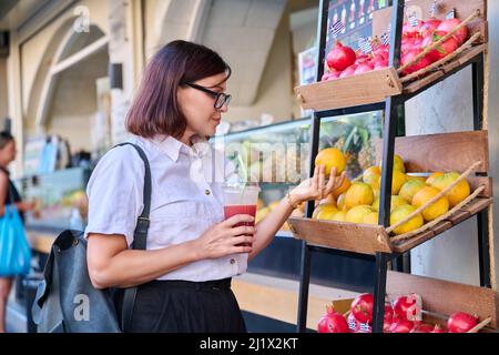 Frau in der Obstsaftbar im Freien mit frischem Saft Stockfoto