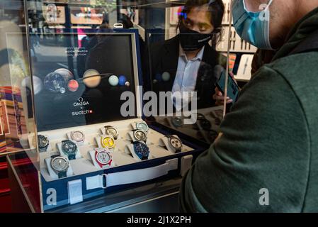 London, Großbritannien. 28. März 2022. MoonSwatch Uhren sind im Swatch Store in der Oxford Street zu sehen. Die Swatch-Gruppe, die Omega besitzt, hat am Wochenende die neue MoonSwatch weltweit auf den Markt gebracht. Es handelt sich um eine Uhr, die der legendären Omega Speedmaster Professional ähnelt, bekannt als ‘Moon Watch’, wie sie von US-Astronauten getragen wurde. Einzelhandel für £207, war die Nachfrage so hoch, dass die Geschäfte jetzt nicht mehr vorrätig sind, aber obwohl die Uhr keine limitierte Auflage ist, haben einige erfolgreiche Käufer sie auf eBay für £3.000 und mehr weiterverkauft. Kredit: Stephen Chung / Alamy Live Nachrichten Stockfoto