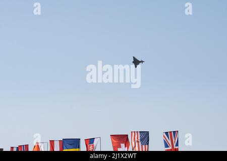 OSTRAVA, TSCHECHISCHE REPUBLIK - 22. SEPTEMBER: RAF Eurofighter Typhoon tritt während der Air Show Session NATO Days am Flughafen Ostrava auf. Stockfoto