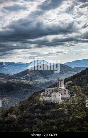 Eine vertikale Aufnahme des Schlosses von Rihemberk, das an einem bewölkten Tag von Bergen umgeben ist Stockfoto