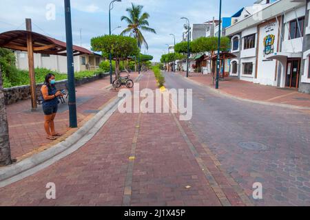 Puerto Ayora, während der Covid-19-Sperre, verlassene Hauptstraße und Park, normalerweise überfüllt mit Touristen und Einheimischen, Santa Cruz Island, Galapagos Island Stockfoto