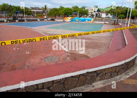 Puerto Ayora, während der Covid-19-Sperre, verlassene Parkanlage, normalerweise überfüllt mit Touristen und Einheimischen, Santa Cruz Island, Galapagos Islands April 2020 Stockfoto