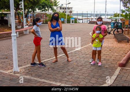 Familienausflug in verlassene Hauptstraße und Park, während der Covid-19-Sperre, normalerweise überfüllt mit Touristen und Einheimischen, Puerto Ayora, Santa Cruz Island, G Stockfoto