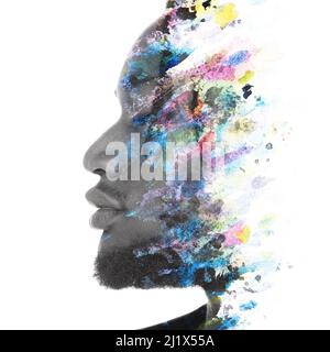 Ein Porträt eines Mannes kombiniert mit farbenfrohen Aquarellspritzern. Paintographie. Stockfoto