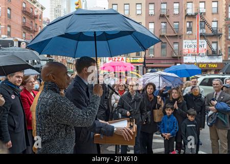 New York, Usa. 26. März 2022. Der Bürgermeister von New York, Eric Adams, hält einen Regenschirm, während Erik Bottcher, Mitglied des Stadtrats von New York, bei einer Straßenbenennungszeremonie in Hell's Kitchen spricht. Frances Perkins war von 1933 bis 1945 US-Arbeitsministerin unter Franklin Delano Roosevelt und die erste Frau, die als Kabinettssekretärin diente. West 46. Street zwischen der Neunten und der Zehnten Avenue - ein Block, der Hartley House umfasst, eine gemeinnützige Organisation, in der France Perkins als Sozialarbeiterin tätig war, heißt Frances Perkins Place. (Foto von Ron Adar/SOPA Images/Sipa USA) Quelle: SIPA USA/Alamy Live News Stockfoto