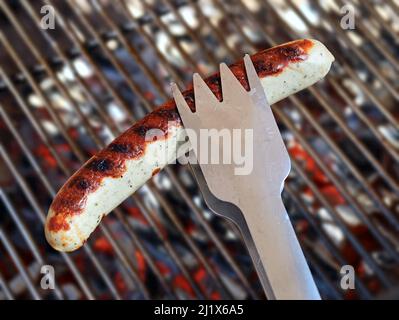 Edelstahl-tong mit Bratwurst, deutsche Wurst über dem bbq-Grill mit glühender Holzkohle und Grillrost im Hintergrund Stockfoto