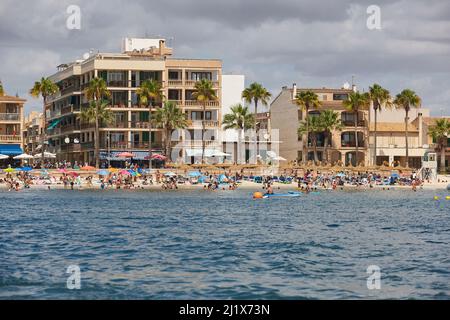 Strand und Menschen auf Mallorca. Colonia Sant Jordi. Balearen, Spanien Stockfoto