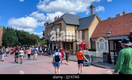 Orlando, FL, USA - 9. Oktober 2021: Menschen, die durch das Vereinigte Königreich gehen EPCOT in Walt Disney World in Orlando, Florida. Stockfoto