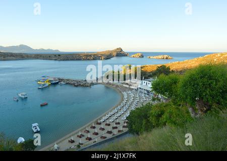 Lindos, Griechenland 06-01-2021 Blick über den leeren Pallas Beach am Abend Stockfoto