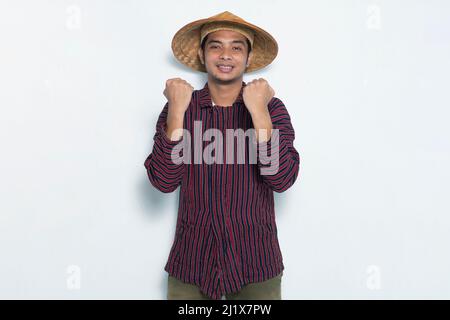 Aufgeregt glücklich asiatischen Landwirt isoliert auf weißem Hintergrund Stockfoto