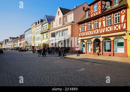 Traditionelle Gebäude an der Maximilianstraße in Speyer, Rheinland-Pfalz. Speyer liegt am linken Rheinufer. Stockfoto