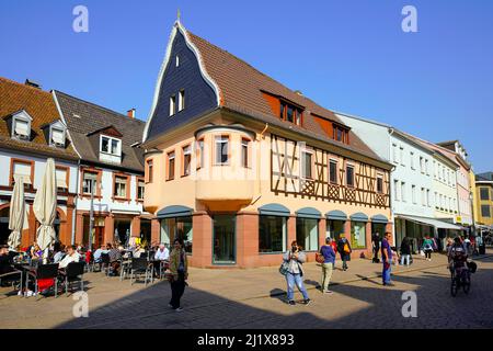 Traditionelle Gebäude an der Maximilianstraße in Speyer, Rheinland-Pfalz. Speyer liegt am linken Rheinufer. Stockfoto