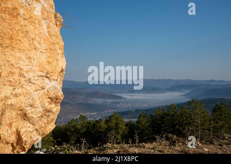 Pınarbaşı, ehemals Tekkeşin, ist eine Stadt und ein Bezirk der Provinz Kastamonu in der Region des Schwarzen Meeres in der Türkei. Stockfoto