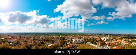 Panoramablick auf Edirne vom Minarett der Selimiye Moschee. Edirne Stadtpanorama mit der Alten Moschee oder der Eski Cami und der UC Serefeli Moschee. Stockfoto