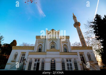 Yildiz Hamidiye Moschee in Besiktas Istanbul. Im Namen des Allahs Text auf dem Gebäude. Ramadan oder kandil oder Laylat al-qadr oder kadir gecesi oder isl Stockfoto