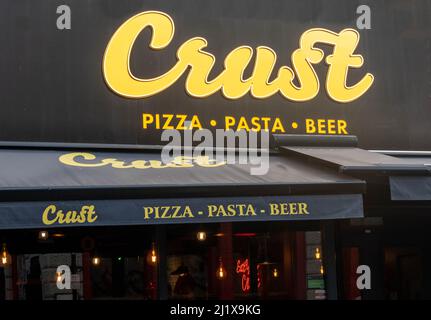 Schild über dem Eingang. Zur Crust Pizzeria in der Bold Street in Liverpool Stockfoto