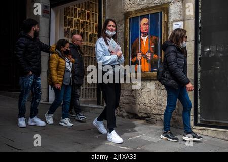 Barcelona, Spanien. 28. März 2022. Pendler kommen an einem Graffiti des italienischen Stadtkünstlers „TVBoy“, Salvatore Benintende, vorbei, das den Titel „der Traum“ trägt und den russischen Präsidenten Wladimir Putin in Haft und hinter Gittern zeigt, um gegen die anhaltenden russischen Angriffe zu protestieren. Quelle: Matthias Oesterle/Alamy Live News Stockfoto