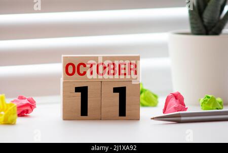 Weißer Block Kalender präsentieren Datum 11 und Monat Oktober auf Holz Hintergrund. Stockfoto