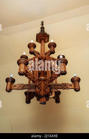 Eine vertikale Nahaufnahme eines dekorativen Holzkronleuchters Stockfoto