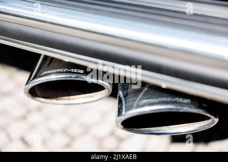 28. März 2022, Bayern, München: Das Mercedes AMG Logo ist auf den Seitenabhängen einer Mercedes G-Klasse zu sehen. Foto: Matthias Balk/dpa Stockfoto