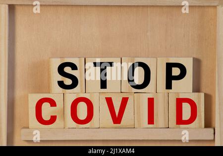 Stop Coronavirus Wort auf Holzblock geschrieben. Text auf Holztisch für Ihre Desing, Wuhan Stop Coronavirus, 2019-nCoV. Stockfoto