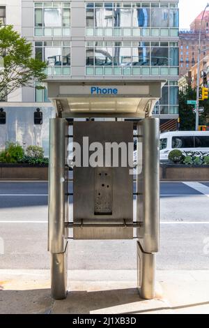 Leere öffentliche Telefonzelle an der Park Avenue in Midtown Manhattan NYC Stockfoto