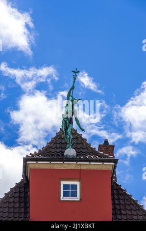 Ebingen, Albstadt, Baden-Württemberg, Deutschland: Statue des Götterboten und gottes der Kaufleute und Diebe, römischer Merkur, griechischer Hermes. Stockfoto