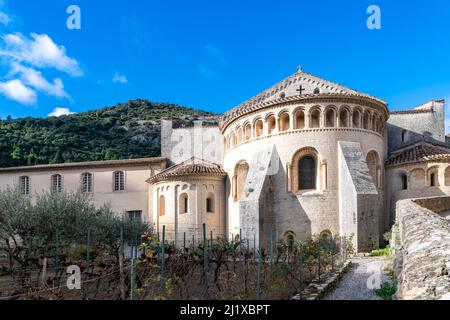 Saint-Guilhem-le-Desert in Frankreich, Blick auf die Abtei Stockfoto
