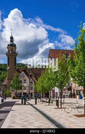 Ebingen, Albstadt, Baden-Württemberg, Deutschland: Unbewohnte Straßenszene mit Skulpturen aus der künstlerischen Zusammenarbeit 'Ausgrabungen'. Stockfoto