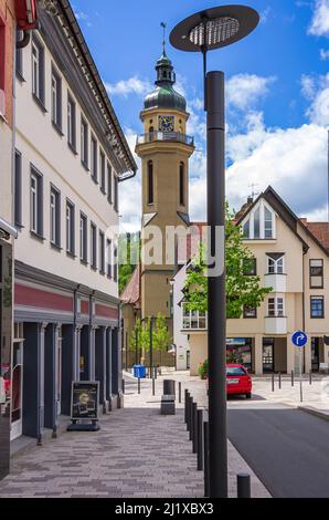 Ebingen, Albstadt, Baden-Württemberg, Deutschland: Unbewohnte Straßenszene mit Blick auf die Martinskirche (St. Martins Kirche) in der Oberstadt. Stockfoto
