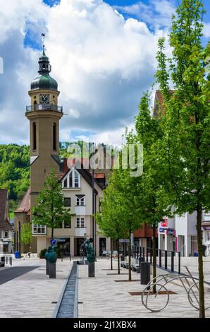 Ebingen, Albstadt, Baden-Württemberg, Deutschland: Unbewohnte Straßenszene mit Skulpturen aus der künstlerischen Zusammenarbeit 'Ausgrabungen'. Stockfoto