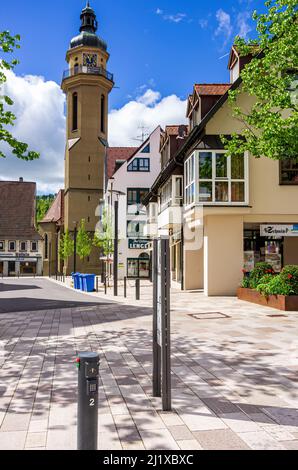Ebingen, Albstadt, Baden-Württemberg, Deutschland: Unbewohnte Straßenszene mit Blick auf die Martinskirche (St. Martins Kirche) in der Oberstadt. Stockfoto