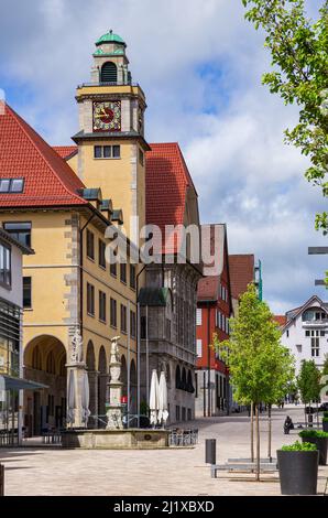Rathaus und weitgehend unbewohnte Straßenszene in Ebingen, Albstadt, Baden-Württemberg, Deutschland, Mai 20, 2013. Stockfoto