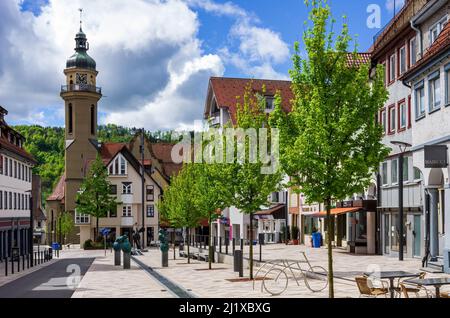 Ebingen, Albstadt, Baden-Württemberg, Deutschland: Unbewohnte Straßenszene mit Skulpturen aus der künstlerischen Zusammenarbeit 'Ausgrabungen'. Stockfoto