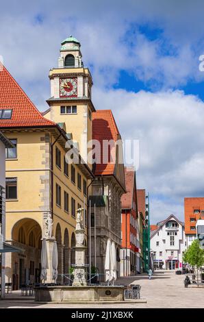 Rathaus und weitgehend unbewohnte Straßenszene in Ebingen, Albstadt, Baden-Württemberg, Deutschland, Mai 20, 2013. Stockfoto