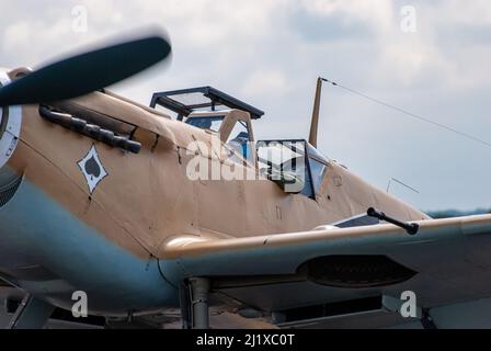 DUXFORD, CAMBRIDGESHIRE, Großbritannien - 13. JULI 2014: WW2 Bf (Messerschmitt) 109 führt während der Flying Legends eine Hundeschlacht-Ausstellung auf dem Flugplatz Duxford durch Stockfoto