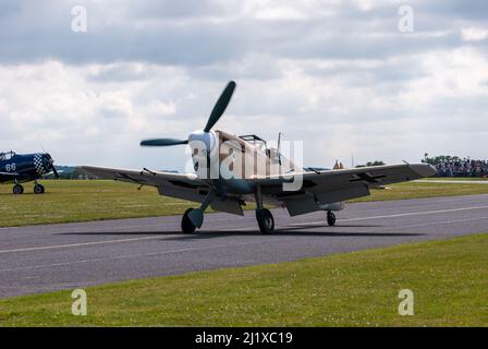 DUXFORD, CAMBRIDGESHIRE, Großbritannien - 13. JULI 2014: WW2 Bf (Messerschmitt) 109 führt während der Flying Legends eine Hundeschlacht-Ausstellung auf dem Flugplatz Duxford durch Stockfoto