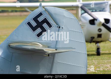 DUXFORD, CAMBRIDGESHIRE, Großbritannien - 13. JULI 2014: WW2 Bf (Messerschmitt) 109 führt während der Flying Legends eine Hundeschlacht-Ausstellung auf dem Flugplatz Duxford durch Stockfoto