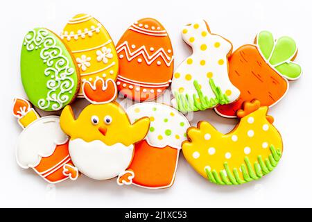 Osterhasen-Kekse im Hintergrund mit Zuckerstreuseln, Draufsicht Stockfoto