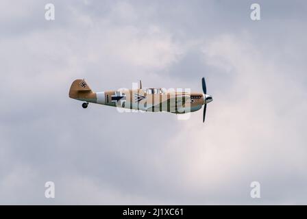 DUXFORD, CAMBRIDGESHIRE, Großbritannien - 13. JULI 2014: WW2 Bf (Messerschmitt) 109 führt während der Flying Legends eine Hundeschlacht-Ausstellung auf dem Flugplatz Duxford durch Stockfoto